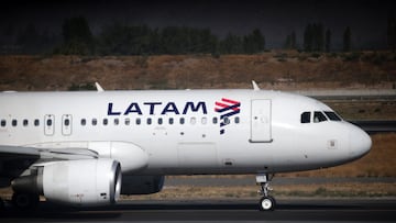 Pasajero ebrio lanzó platos de comida y obligó a aterrizar de emergencia en Lima: Latam se querella