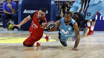 Popovic y Cook luchan por un bal&oacute;n durante el Movistar Estudiantes-Montakit Fuenlabrada.