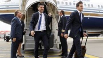 Villa y Koke bajando del avión ayer en Londres.