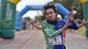 Fernando Carro entra en meta del cross de Quintanar.