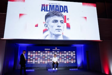  El delantero argentino Thiago Almada durante su presentación como nuevo jugador del Atlético de Madrid en el estadio Metropolitano.