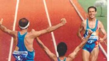 <b>TRIPLETE. </b>Martín Fiz y Diego García esperan emocionados la llegada de Alberto Juzdado.