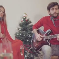 La cantante Sofía Ellar se quema el pelo al grabar un villancico con Álvaro Soler