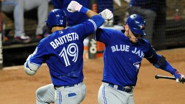 Jos&eacute; Bautista celebra su home run con Josh Donaldson para los Toronto Blue Jays.