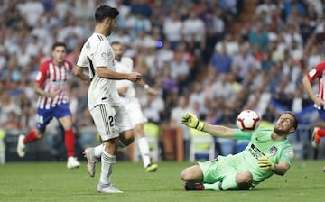 En el Bernabéu, en un partido muy cerrado, Oblak aseguró el punto agigantándose a Asensio como se aprecia en la imagen. Dejó su sello.