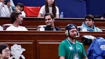 Juan Carlos Ferrero, Roger Federer y Carlos Alcaraz, en la final del Shanghai Masters.