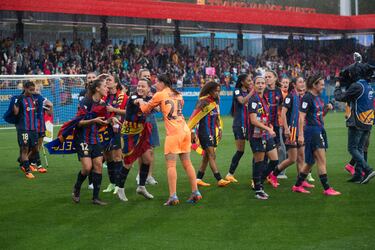 Las jugadoras del Barça celebran con la afición el cuarto título liguero consecutivo. 