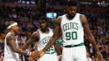 Amir Johnson, Jae Crowder e Isaiah Thomas.