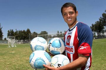 Se formó en las filas del Rebaño, donde fue campeón de goleo en el 2010. Emigró a Europa para jugar en el Manchester United, Real Madrid, Bayer Leverkusen, West Ham United y Sevilla. Casi 10 años después regresó al continente americano para vestir los colores del LA Galaxy en la MLS. 