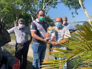 Jonathan Rubio ayuda a taxistas afectados por coronavirus en Honduras