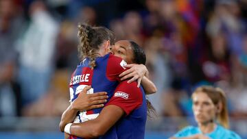 BARCELONA 21/10/2023.- Ona Batlle (i) y Salma Paralluelo, del FC Barcelona, celebran el gol de su equipo durante el partido correspondiente a la jornada 6 de la Liga F, que ambos clubes disputan este s¨¢bado en el estadio Johan Cruyff de la ciudad condal. EFE/ Alberto Estevez
