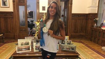 Ona Carbonell posa para AS con las dos medallas de plata conseguidas en los Mundiales de Natación de Budapest.