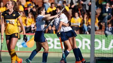 Las jugadoras del Club de Campo celebran un gol durante un partido.