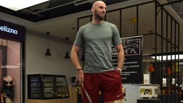 Gortat de vacaciones en Polonia, de compras y... con su cerdo