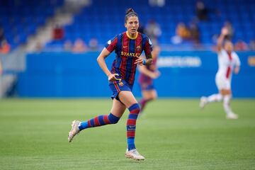 El legado del gol de Jenni Hermoso (31 años, Madrid) también desembarca en la Champions. Tras convertirse en la máxima anotadora histórica del Barça y de la Selección en esta temporada, la delantera madrileña persigue un nuevo hito: ser la primera pichichi española en la Champions Femenina. El reto es mayúsculo, pero la ex de Atlético, Rayo Vallecano o PSG ha demostrado tener madera para eso y para mucho más. Los goles se le caen de las botas (lleva 27 entre todas las competiciones en esta campaña) y a través de ellas llega como máxima estrella azulgrana a la final de la Champions. Por lo pronto, la de Carabanchel lidera la tabla de goleadoras en la Champions tras anotar seis tantos, los mismo que una Fran Kirby (Chelsea) con la que protagonizará un gran pulso en la final de Gotemburgo. 