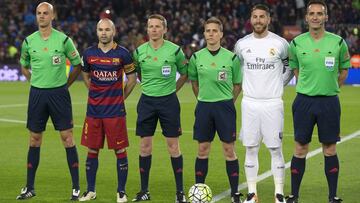 Hernández Hernández (a la izquierda de Iniesta) durante el último Clásico.