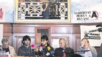 <b>FUTBOLISTA Y ESCRITOR. </b>Oleguer Presas presentó ayer por la mañana su primer libro: 'Camí d'Itaca'.