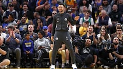 Stephen Curry en el banquillo durante un partido de la NBA de los Golden State Warriors