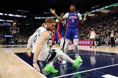 Ronald Holland II de los Detroit Pistons y Donte DiVincenzo de los Timberwolves se enfrentan en el segundo cuarto. Ambos jugadores fueron expulsados ​​del partido en el Target Center.