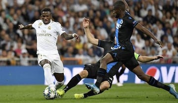 Vinícius sintió la presión rival muy de cerca en el partido del Bernabéu.