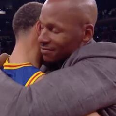 Stephen Curry and Ray Allen embrace at Madison Square Garden