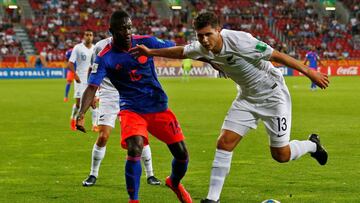 Soccer Football - Under-20 World Cup - Round of 16 - Colombia v New Zeland - Lodz Stadium, Lodz, Poland - June 2, 2019   Colombia&#039;s Gustavo Carvajal in action with New Zeland&#039;s Liberato Cacace   REUTERS/Kacper Pempel