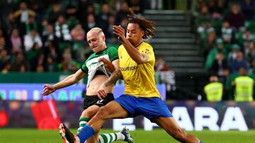 Soccer Football - Primeira Liga - Sporting CP v Estoril - Estadio Jose Alvalade, Lisbon, Portugal - January 5, 2024 Estoril's Koba Koindredi in action with Sporting CP's Nuno Santos REUTERS/Pedro Nunes