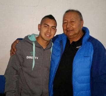 Lee-Chong junto a Vargas en su etapa en el fútbol joven de la UC.