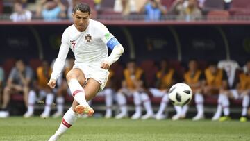 Cristiano Ronaldo lanza una falta con su Selecci&oacute;n.