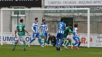 Varios jugadores del Deportivo, viendo el 1-0 de Chabboura en el duelo ante el Coruxo.