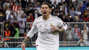 Sergio Ramos celebra el &uacute;ltimo gol de la tanda de penaltis que dio al Real Madrid la Supercopa de Espa&ntilde;a ante el Atl&eacute;tico en Yeda.