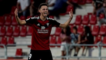 Raúl celebra un gol.