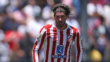 PASADENA, CALIFORNIA - JUNE 15: Rodrigo De Paul #5 of Atletico De Madrid runs with the ball during the FIFA Club World Cup 2025 group B match between Paris Saint-Germain FC and Club Atletico de Madrid at Rose Bowl Stadium on June 15, 2025 in Pasadena, California. Harry How/Getty Images/AFP (Photo by Harry How / GETTY IMAGES NORTH AMERICA / Getty Images via AFP)