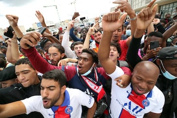 Centenares de seguidores esperan la llegada de Messi al aeropuerto Le Bourget, en París.