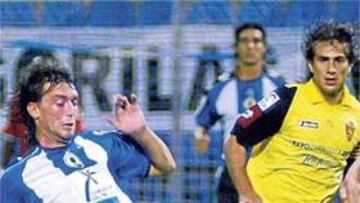 <b>LUCHA. </b>Kike Mateo lo intentó pero no pudo batir al guardameta debutante Miguel.