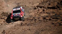 Al-Attiyah con el Toyota en el Dakar 2021.