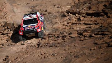 Al-Attiyah con el Toyota en el Dakar 2021.