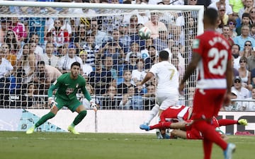 05/10/19 PARTIDO DE PRIMERA DIVISION REAL MADRID - GRANADA GOL 2-0 HAZARD ALEGRIA
Real Madrid 2-0 Granada | Lleg¨® el primer gol en partido oficial de Eden Hazard, que defini¨® con un sombrero ante Rui Silva.