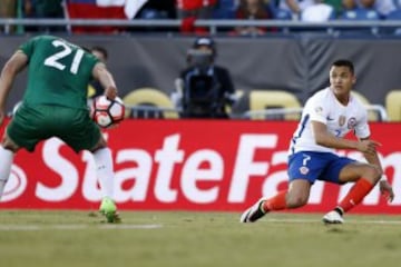 Futbol, Chile v Bolivia.
Copa America centenario 2016.
El jugador de la seleccion chilena Alexis Sanchez, derecha, disputa el balon con Ronald Eguino de Bolivia durante el partido del grupo D de la Copa America Centenario en el estadio Gillette de Foxborough, Estados Unidos.
10/06/2016
Andres Pina/Photosport***********