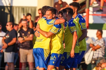 Gonzalo Escalante celebrando el primero de sus tres goles en el primer partido de pretemporada frente al Barbate en Benalup.