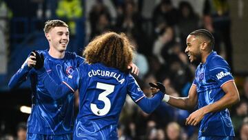 Marc Cucurella celebra su gol con Cole Palmer y Christopher Nkunku.