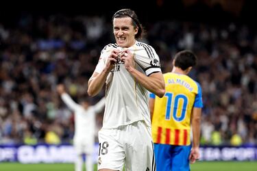 Álvaro Carreras celebrando su gol, el cuarto para el Real Madrid.
