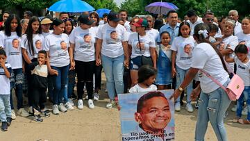 AME4565. BARRANCAS (COLOMBIA), 05/11/2023.- Silenis Marulanda (c), madre del futbolista colombiano Luis Díaz, encabeza hoy una movilización para pedir por la libertad de su esposo y padre del deportista, Luis Manuel Díaz, secuestrado desde hace una semana por el ELN, en su natal Barrancas, departamento de La Guajira (Colombia). Familiares, amigos y la población de Barrancas, en el norte de Colombia, salieron este domingo de nuevo a las calles del pueblo minero para exigir la liberación del Luis Manuel, padre del delantero colombiano del Liverpool Luis Díaz, un día después de que el jefe de la guerrilla del Ejército de Liberación Nacional (ELN), Eliécer Herlinto Chamorro, alias "Antonio García", reconociera que "fue un error" su secuestro. EFE/ Ricardo Maldonado Rozo
