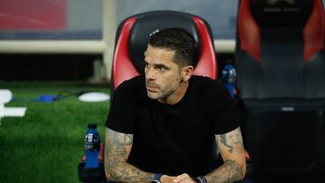 MEX8079. CIUDAD DE MÉXICO (MÉXICO), 18/05/2024.- El entrenador del Guadalajara, Fernando Gago, ante el América este sábado durante un partido de vuelta por las semifinales del torneo Clausura 2024 de la Liga MX, disputad en el estadio Aztecao, en Ciudad de México (México). EFE/Sáshenka Gutiérrez