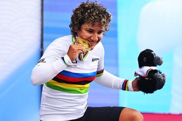 La española Paula Ostiz Taco celebra en el podio su victoria en la prueba júnior femenina de ciclismo en ruta, durante el Campeonato Mundial de Ciclismo de Ruta en Kigali, Ruanda.