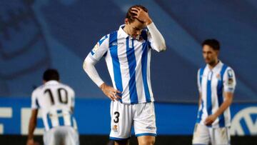 Los jugadores de la Real Sociedad a la finalización del partido de la decimoséptima jornada de Liga que han disputado frente al Alavés en el estadio de Anoeta de San Sebastián.