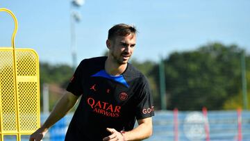 PARIS, FRANCE - SEPTEMBER 22: Fabian Ruiz warms up during a Paris Saint-Germain training session at PSG training center on September 22, 2022 in Paris, France.  (Photo by Aurelien Meunier - PSG/PSG via Getty Images)