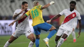 AME461. RÍO DE JANEIRO (BRASIL), 05/07/2021.- Neymar Jr de Brasil disputa hoy el balón con Alexander Callens (i) y Christian Ramos (d) de Perú, durante un partido por las semifinales de la Copa América en el estadio Olím