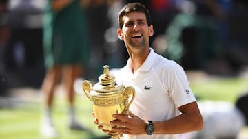 Novak Djokovic posa con el trofeo de campe&oacute;n de Wimbledon 2018