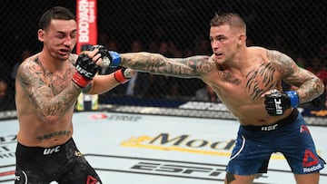 Dustin Poirier golpea a Max Holloway durante su combate en el UFC 236.